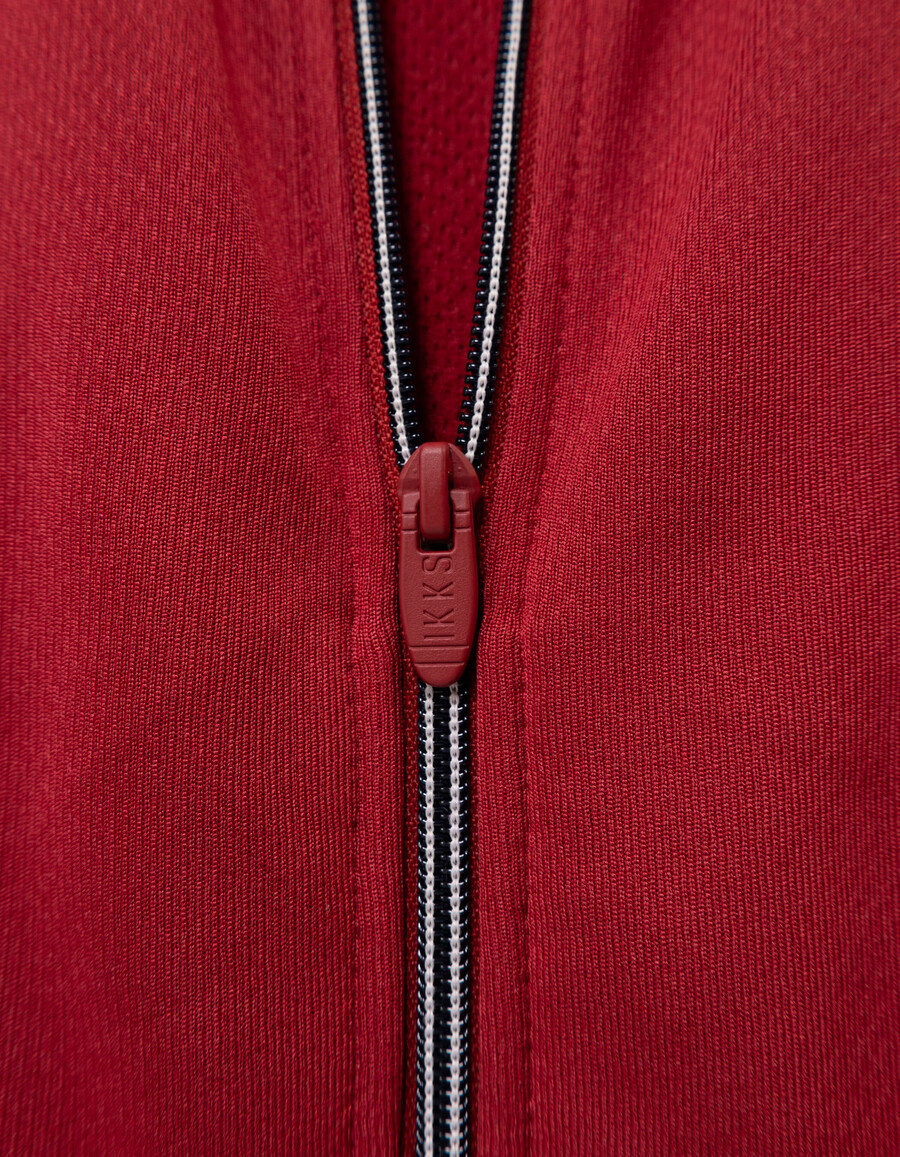 rote strickjacke mit reißverschluss und marineblauen streifen für jungen