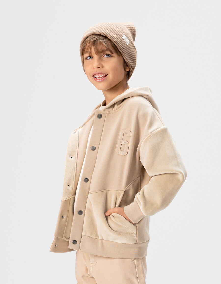 beigefarbene strickjacke mit kapuze und reißverschluss aus verschiedenen stoffen für jungen
