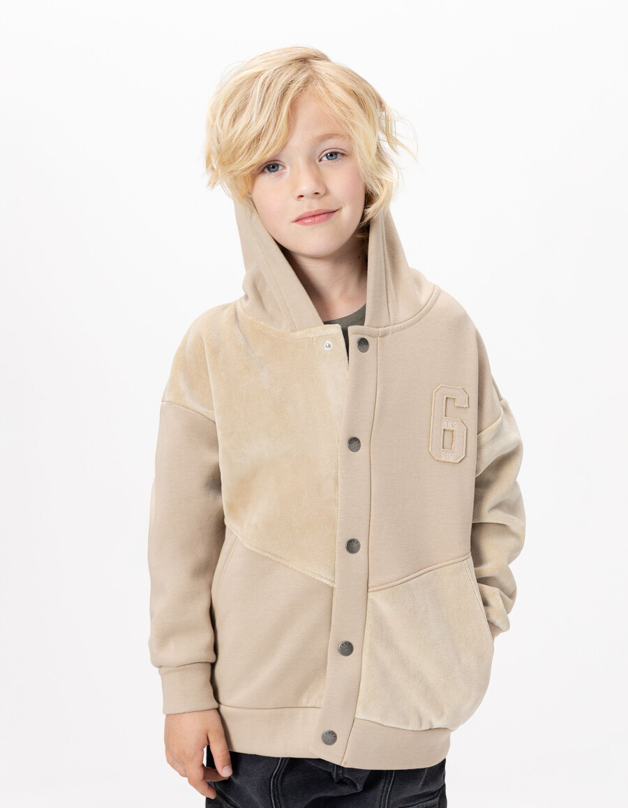 beigefarbene strickjacke mit kapuze und reißverschluss aus verschiedenen stoffen für jungen