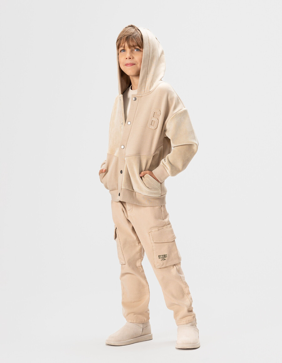 beigefarbene strickjacke mit kapuze und reißverschluss aus verschiedenen stoffen für jungen