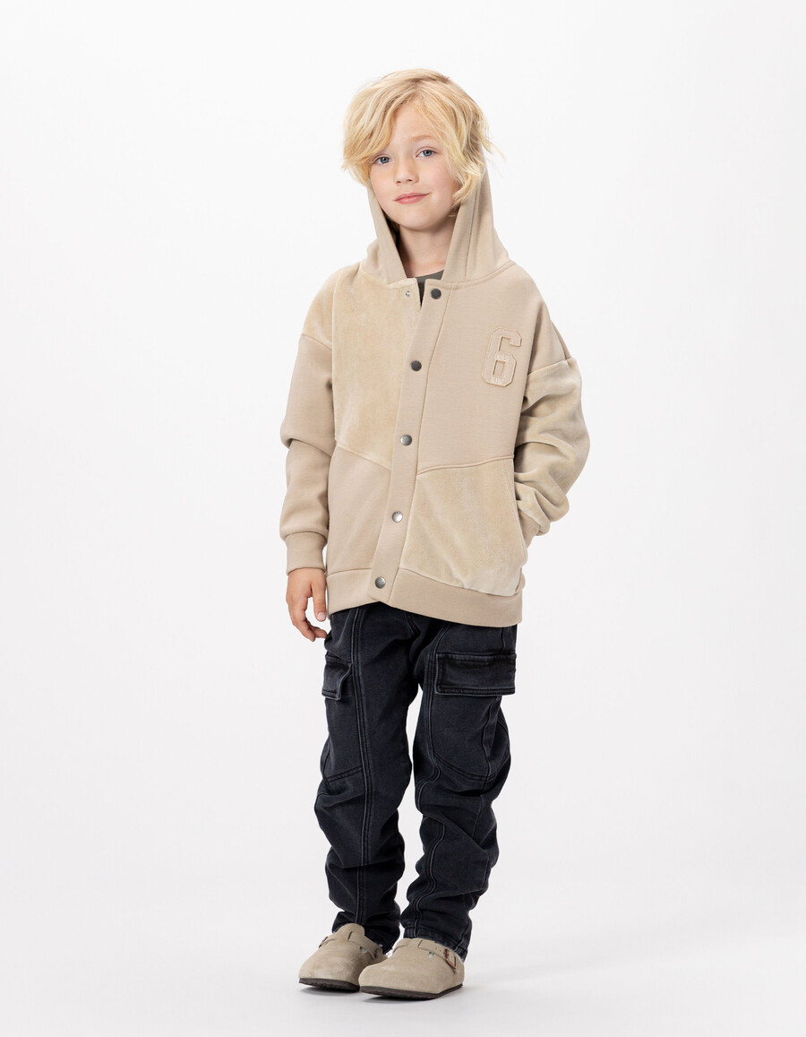 beigefarbene strickjacke mit kapuze und reißverschluss aus verschiedenen stoffen für jungen