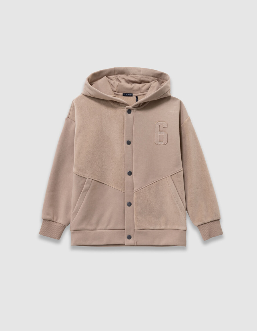 beigefarbene strickjacke mit kapuze und reißverschluss aus verschiedenen stoffen für jungen