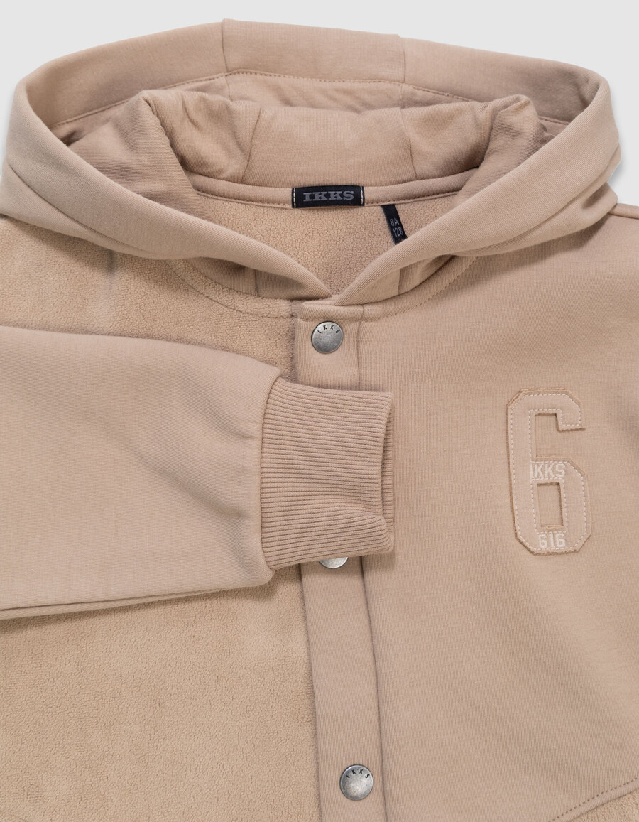 beigefarbene strickjacke mit kapuze und reißverschluss aus verschiedenen stoffen für jungen