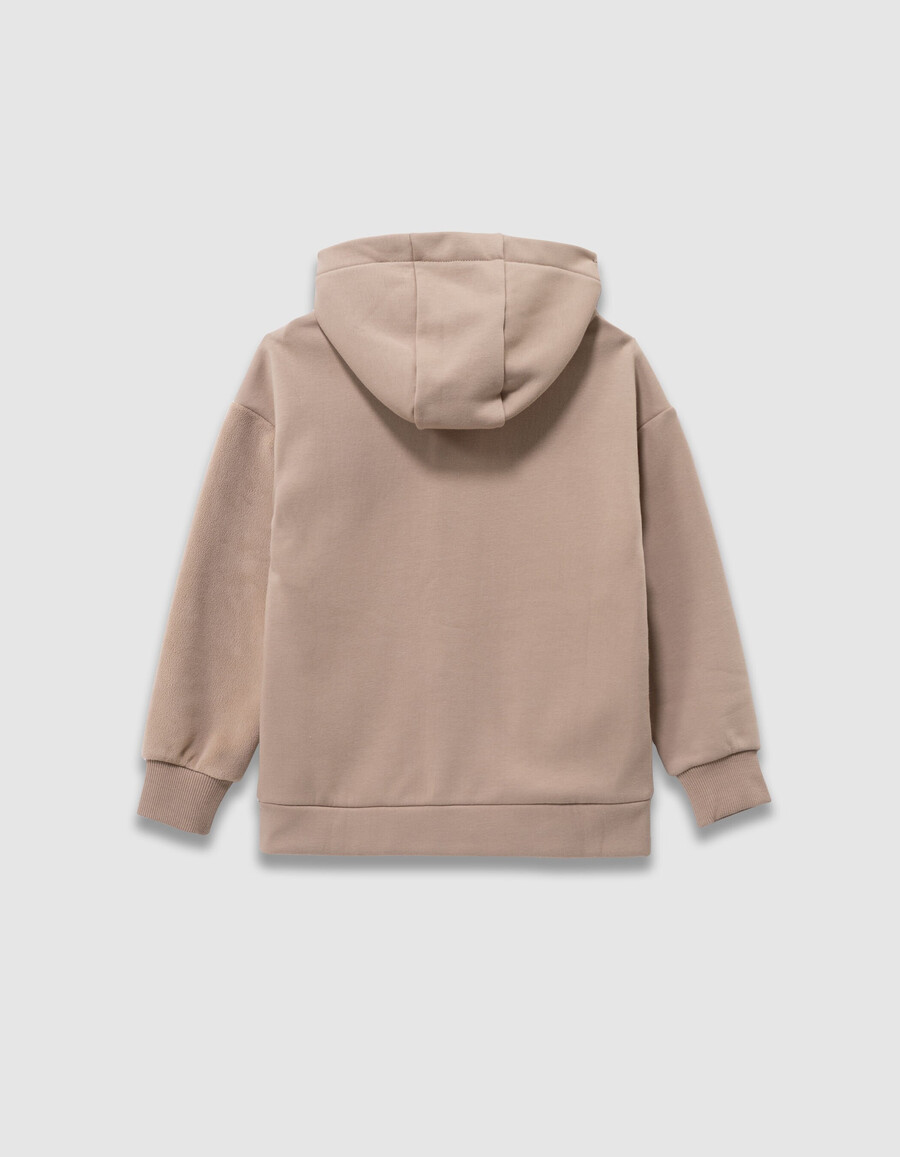 beigefarbene strickjacke mit kapuze und reißverschluss aus verschiedenen stoffen für jungen