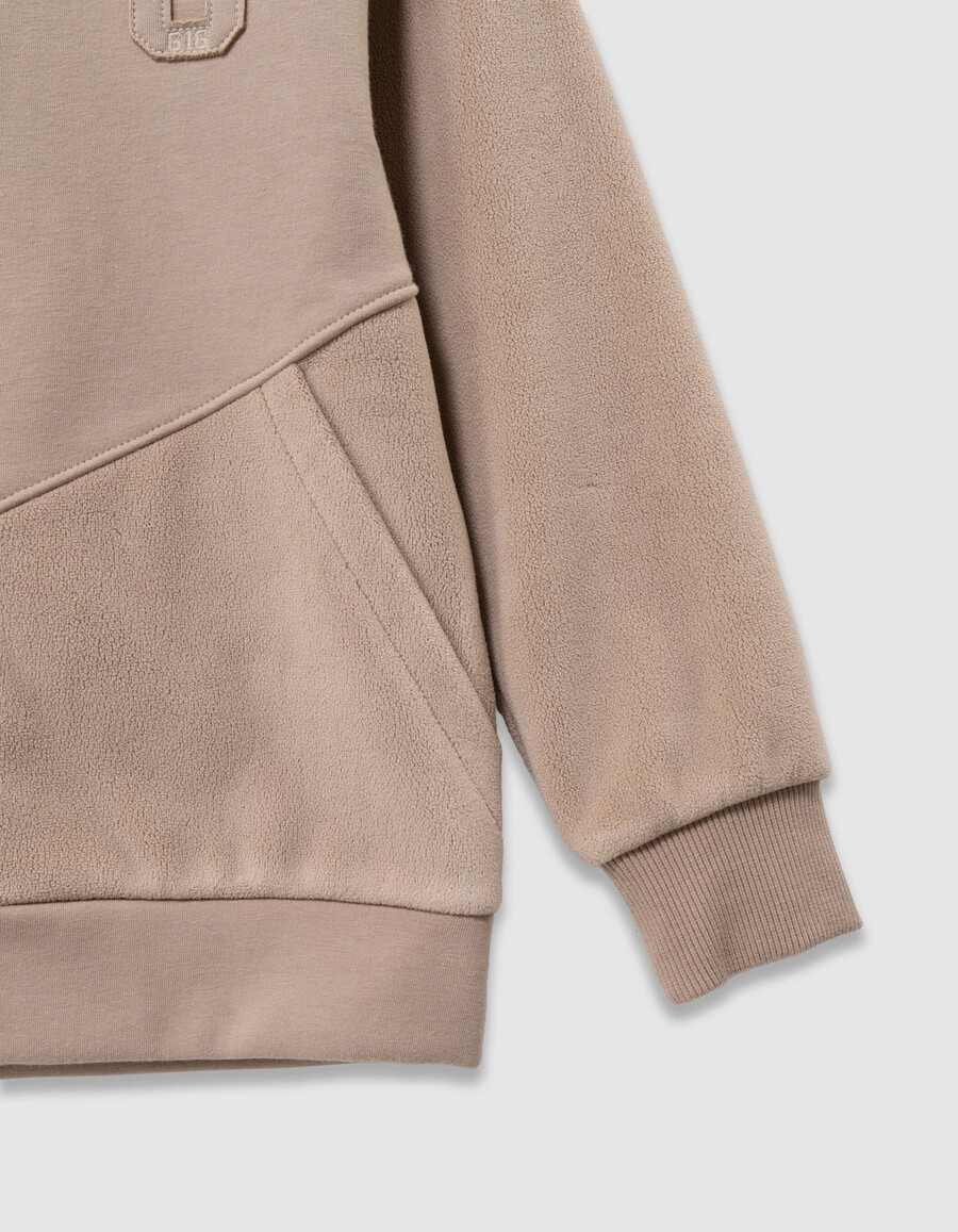 beigefarbene strickjacke mit kapuze und reißverschluss aus verschiedenen stoffen für jungen