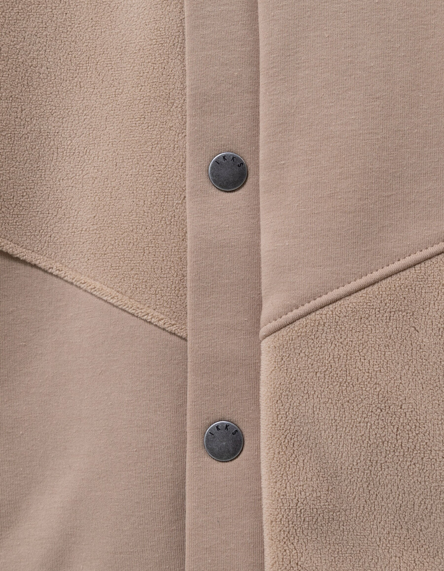 beigefarbene strickjacke mit kapuze und reißverschluss aus verschiedenen stoffen für jungen