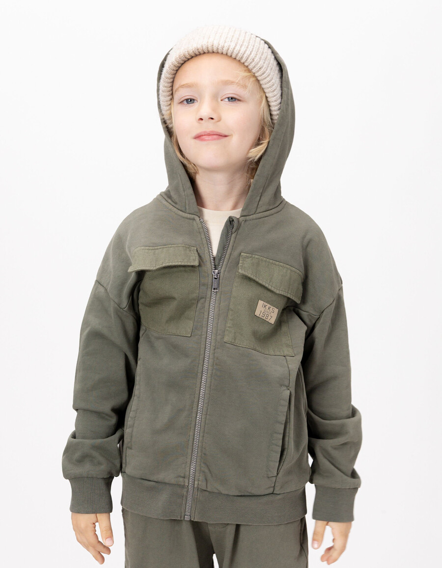 khakifarbene strickjacke mit kapuze und reißverschluss für jungen taschen aus verschiedenen stoffen