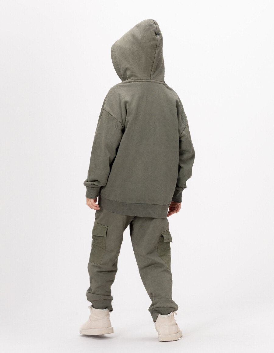 khakifarbene strickjacke mit kapuze und reißverschluss für jungen taschen aus verschiedenen stoffen