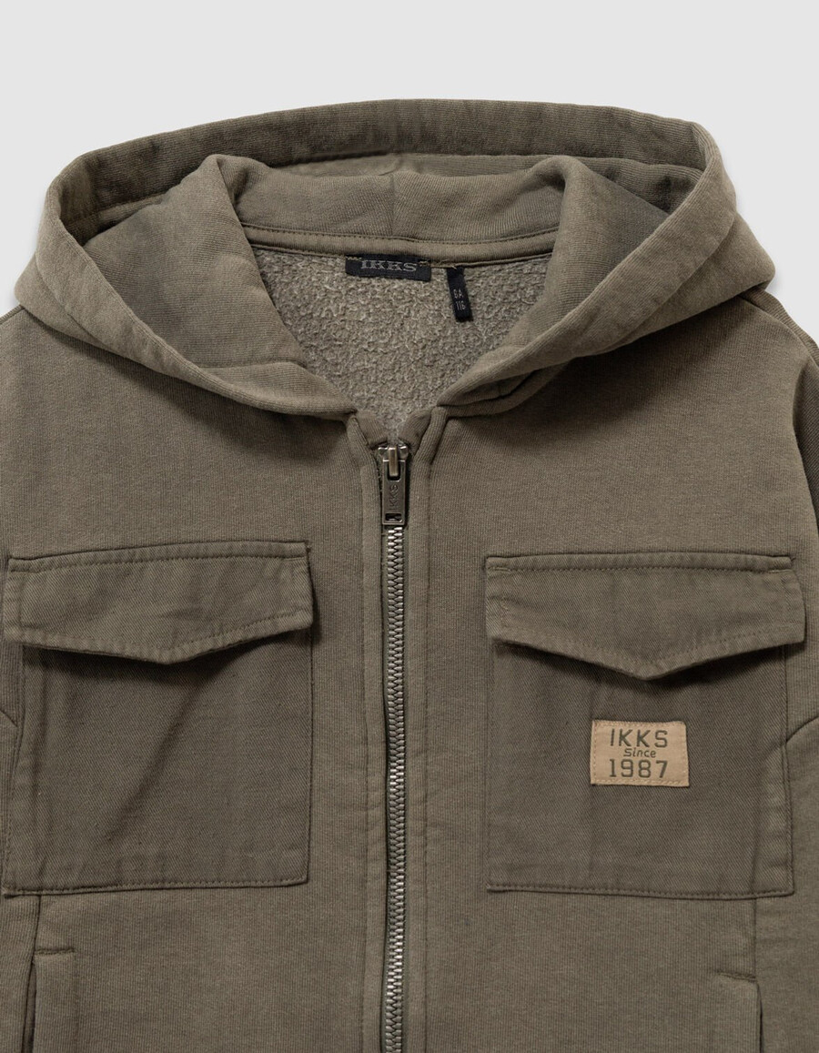 khakifarbene strickjacke mit kapuze und reißverschluss für jungen taschen aus verschiedenen stoffen