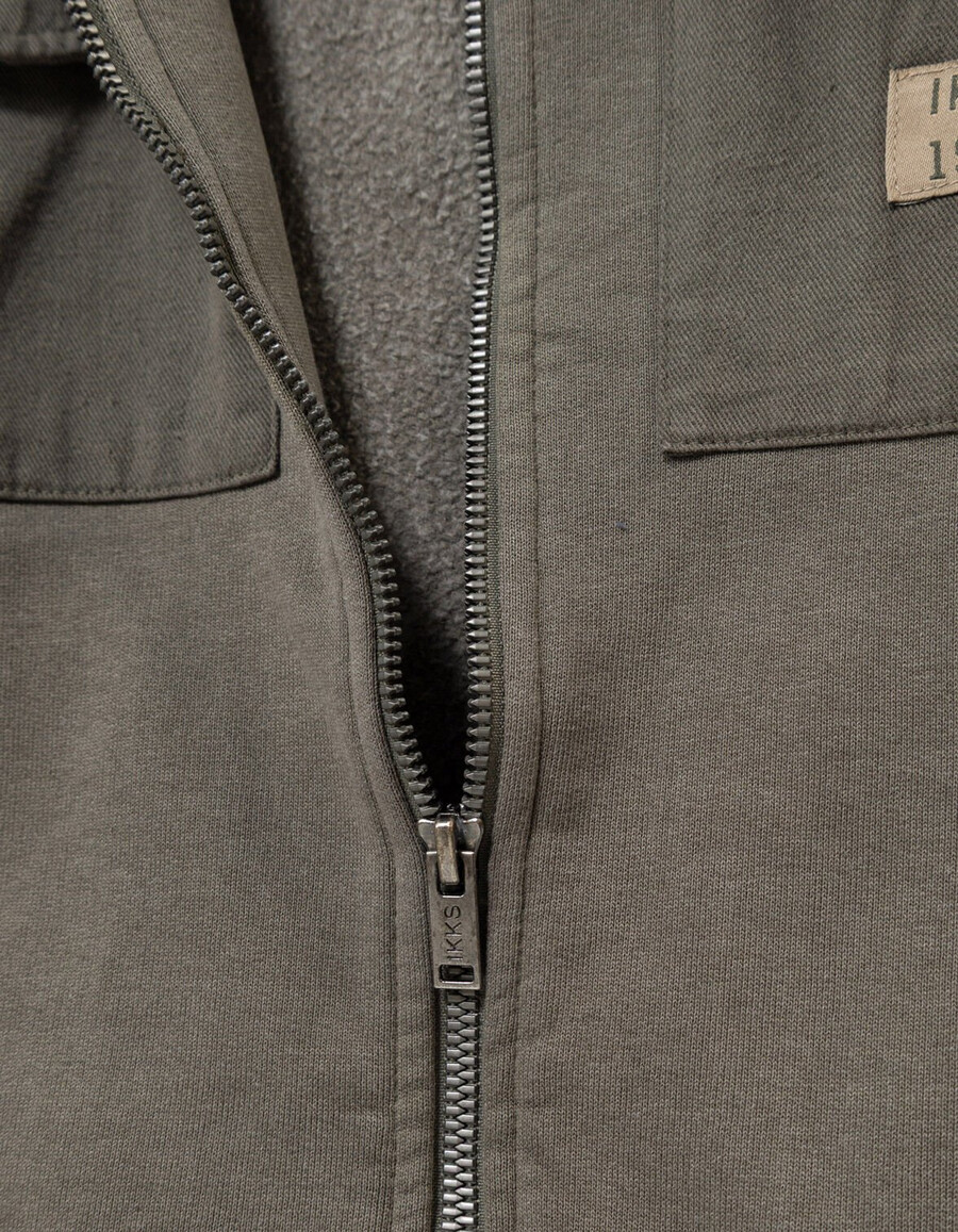 khakifarbene strickjacke mit kapuze und reißverschluss für jungen taschen aus verschiedenen stoffen