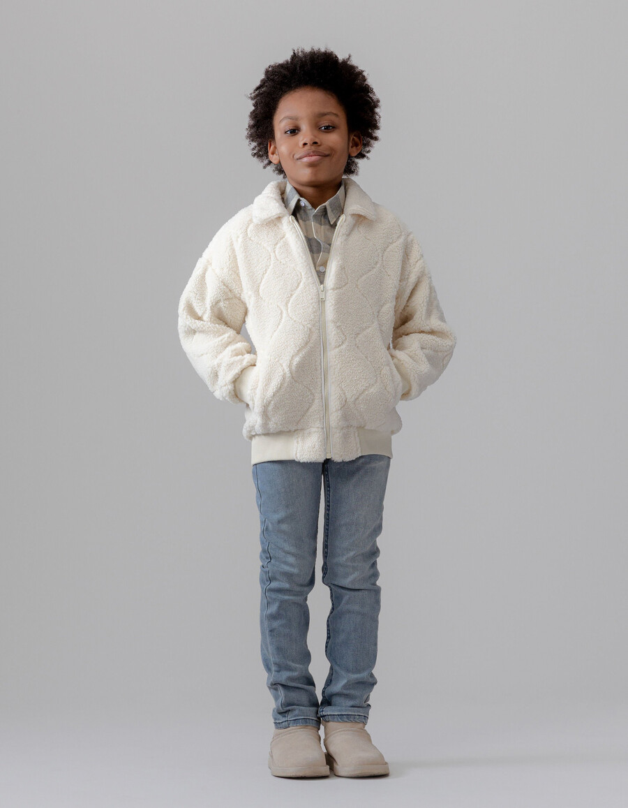 jungen-steppstrickjacke aus ecrufarbenem sherpa-fleece mit reißverschluss
