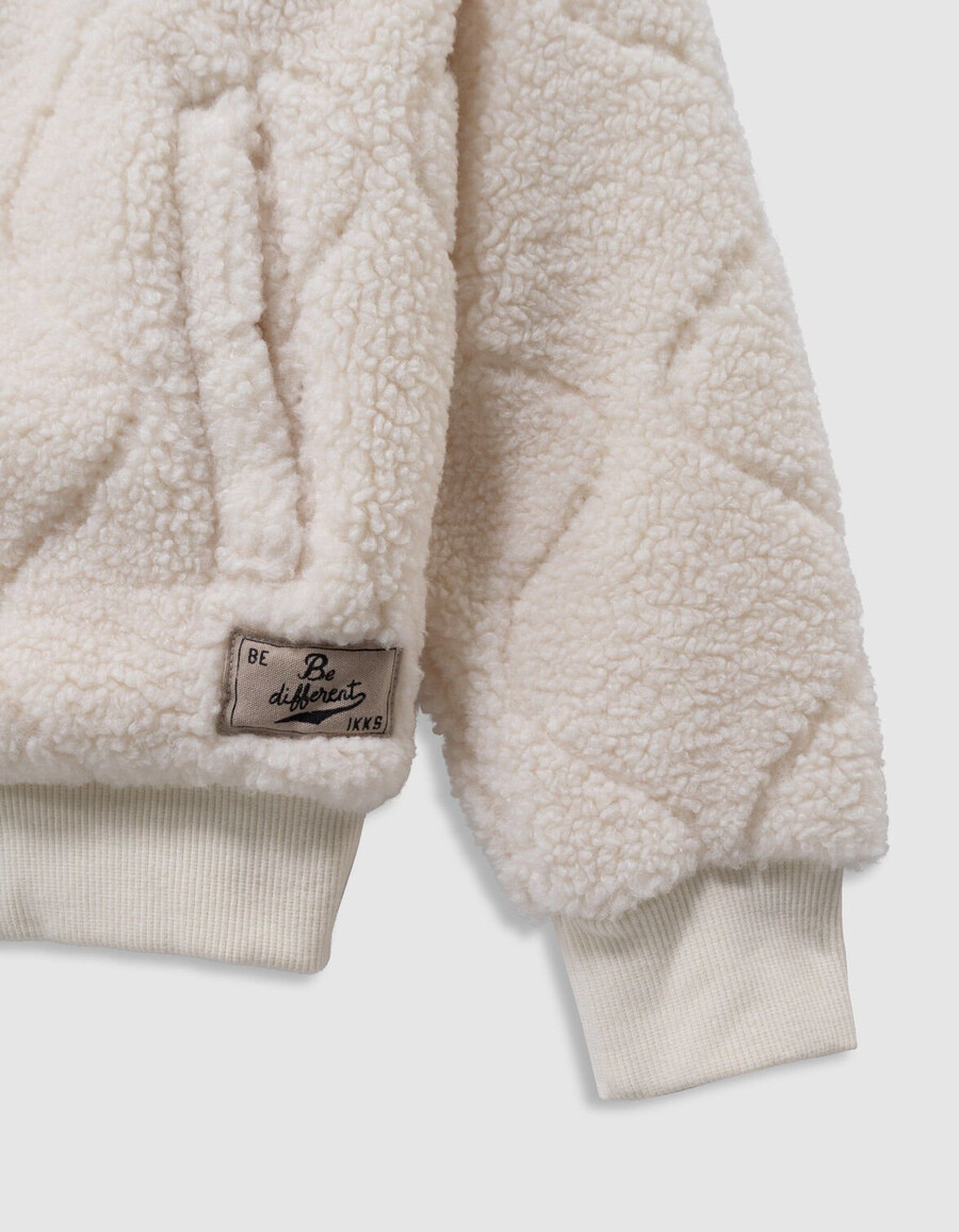 jungen-steppstrickjacke aus ecrufarbenem sherpa-fleece mit reißverschluss