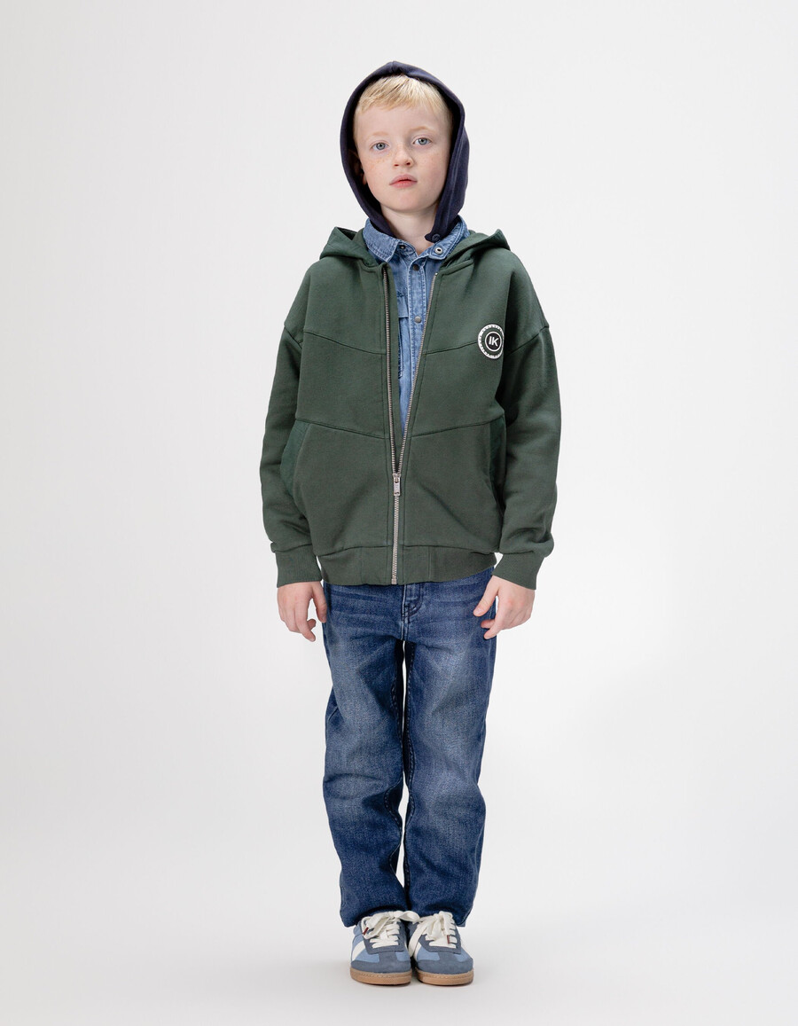 grüne kapuzenstrickjacke mit reißverschluss für jungen