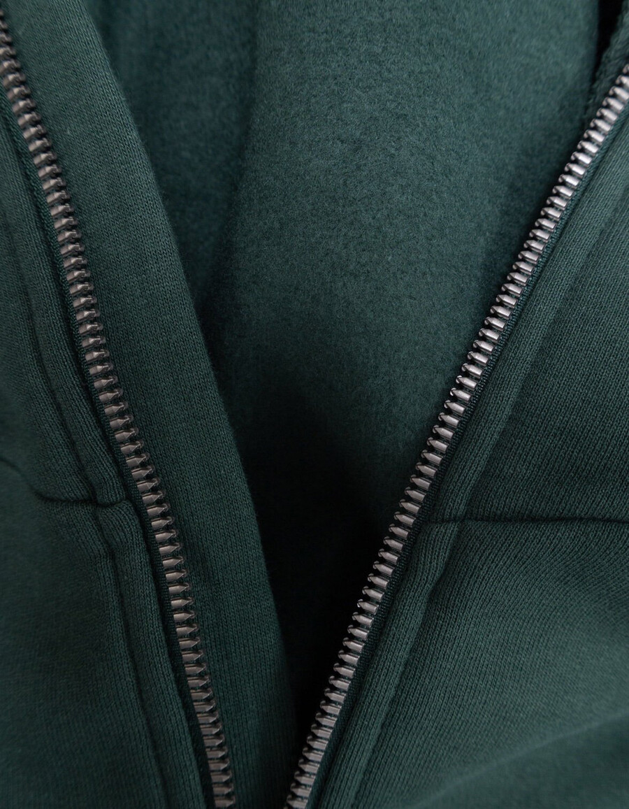 grüne kapuzenstrickjacke mit reißverschluss für jungen