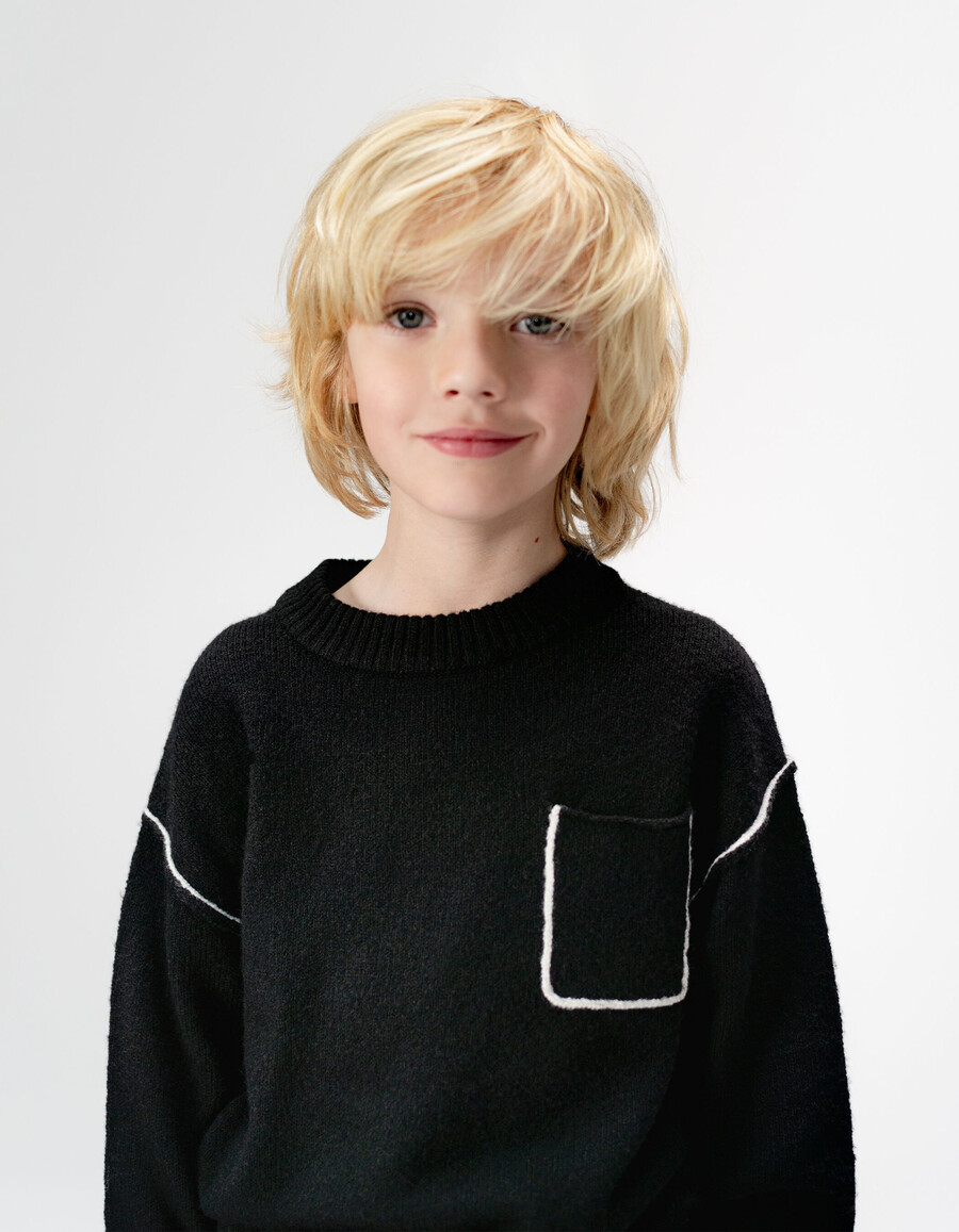 schwarzer strickpullover für jungen mit brusttasche