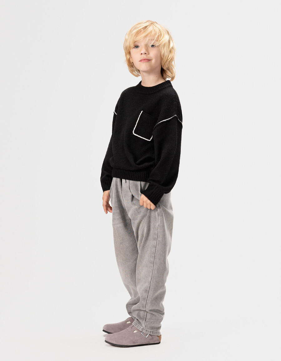 schwarzer strickpullover für jungen mit brusttasche