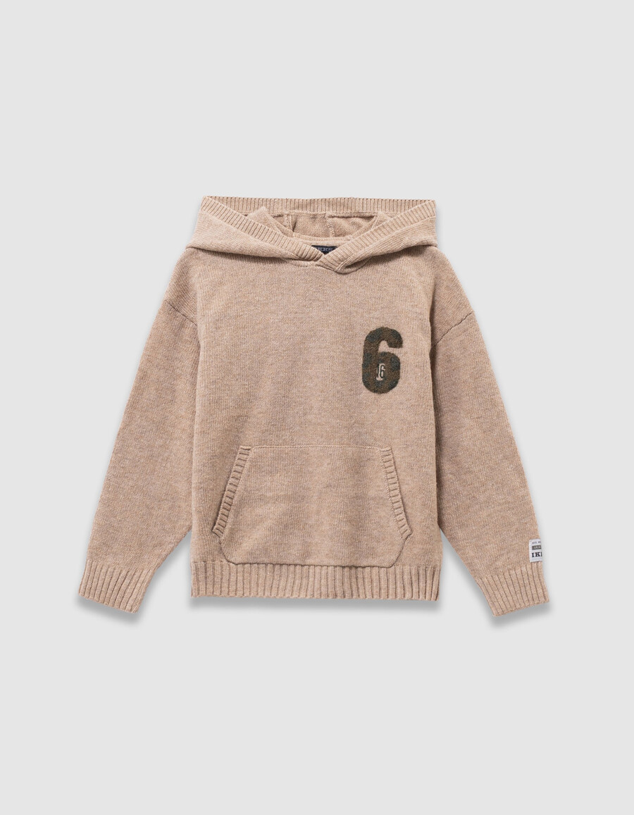 beige melierte strickkapuze für jungen mit nummernaufnäher