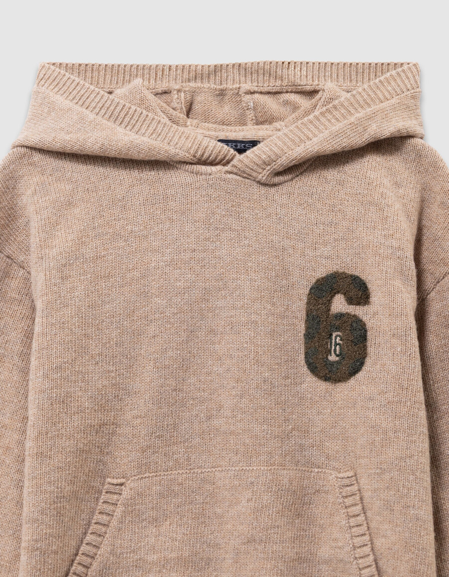 beige melierte strickkapuze für jungen mit nummernaufnäher