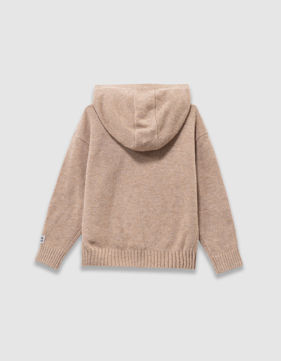 beige melierte strickkapuze für jungen mit nummernaufnäher