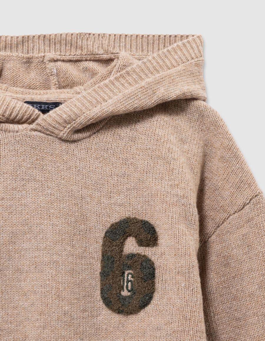 beige melierte strickkapuze für jungen mit nummernaufnäher