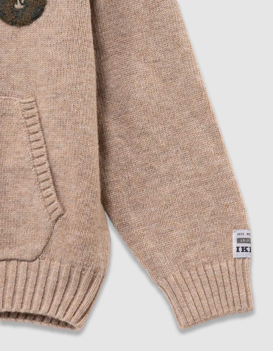 beige melierte strickkapuze für jungen mit nummernaufnäher