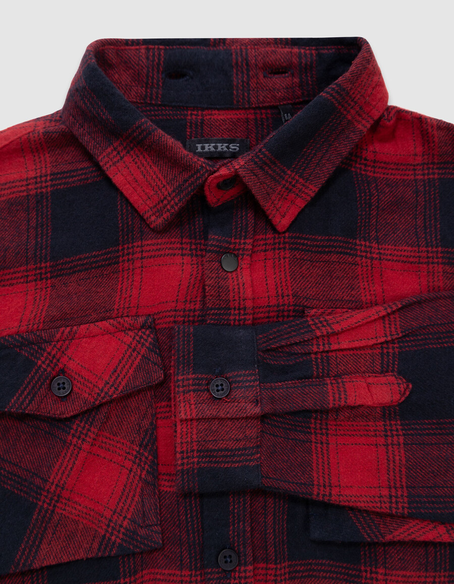 jungen-overshirt mit marineblauemrotem karomuster und abnehmbarer kapuze