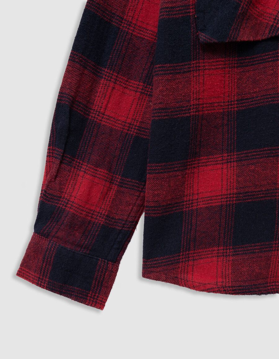 jungen-overshirt mit marineblauemrotem karomuster und abnehmbarer kapuze