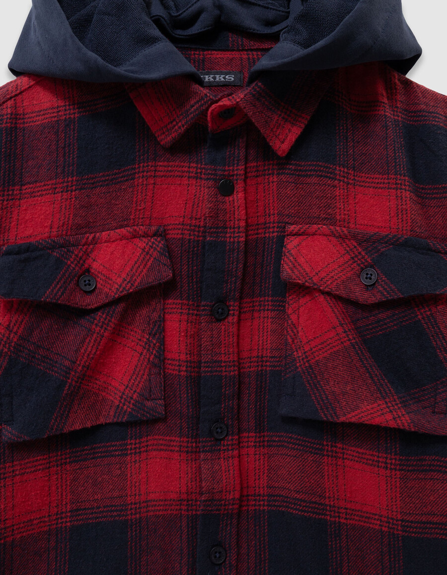 jungen-overshirt mit marineblauemrotem karomuster und abnehmbarer kapuze
