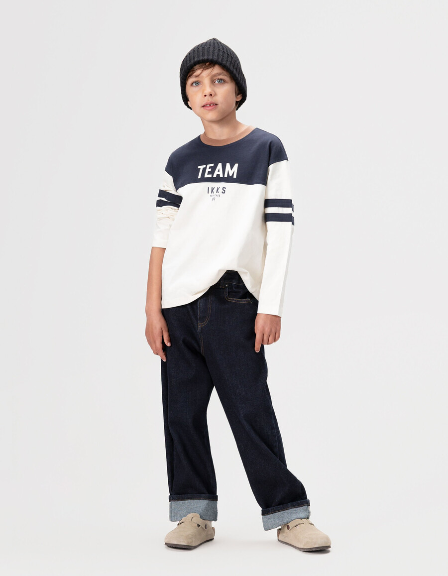 jungen-t-shirt aus bio-baumwolle in marineblau und weiß kamelhalsausschnitt