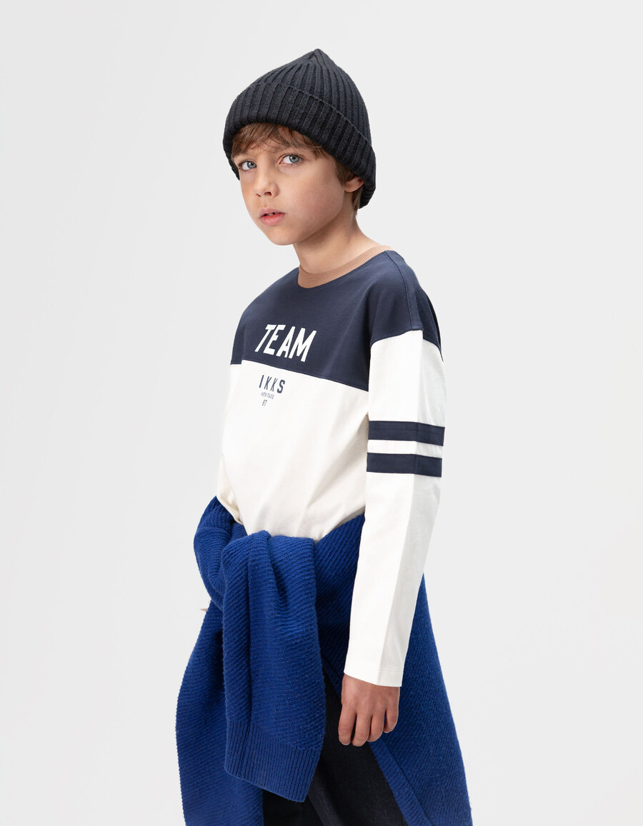 jungen-t-shirt aus bio-baumwolle in marineblau und weiß kamelhalsausschnitt