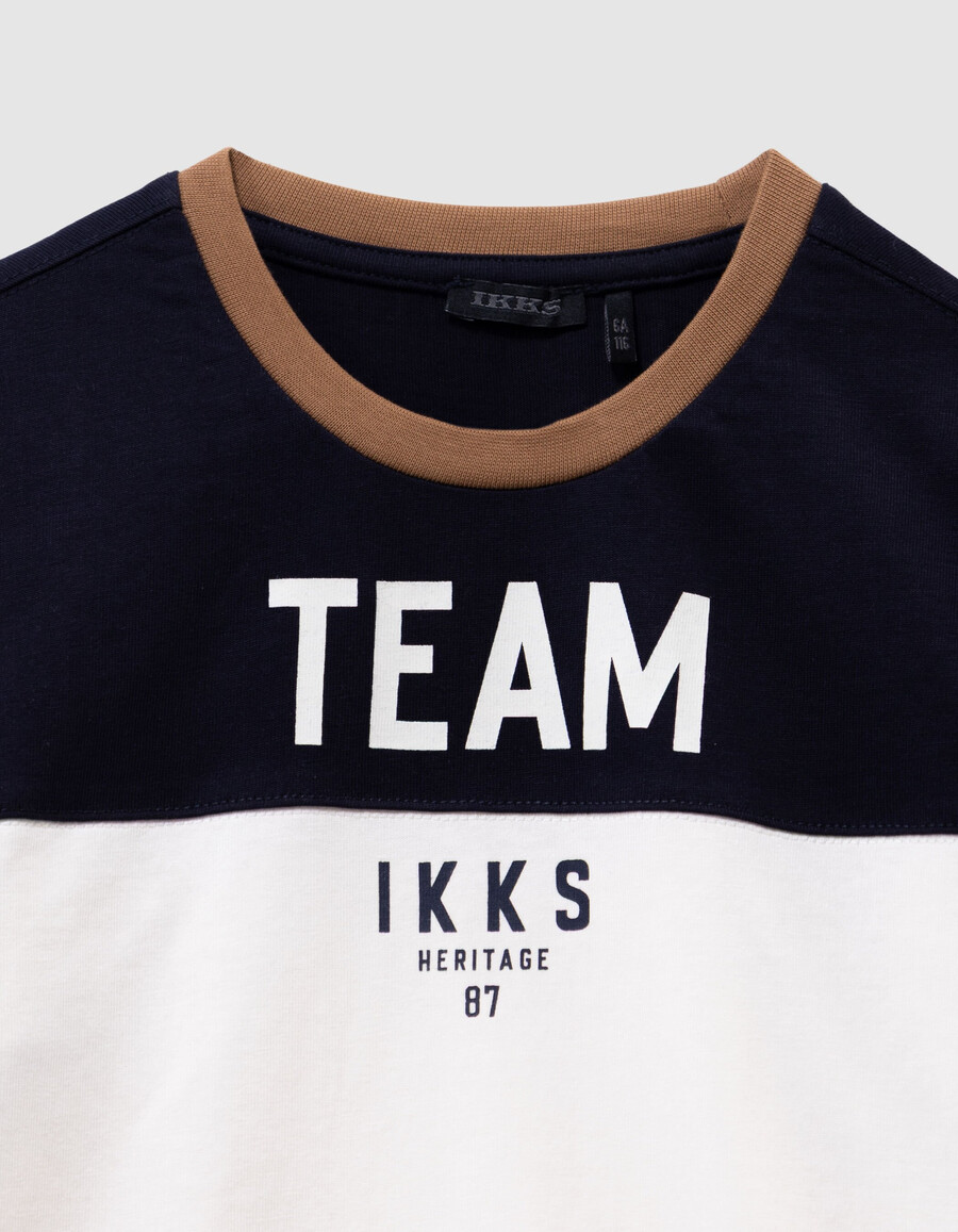 jungen-t-shirt aus bio-baumwolle in marineblau und weiß kamelhalsausschnitt