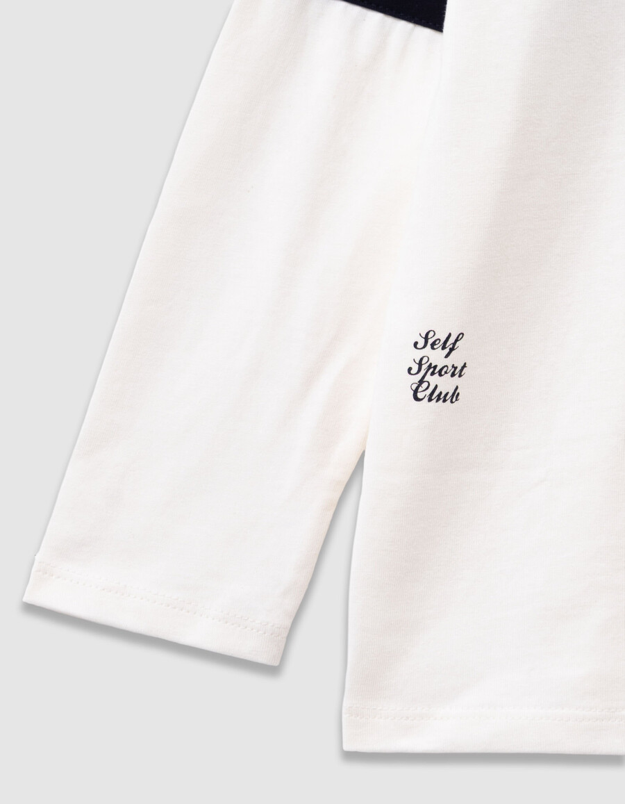 jungen-t-shirt aus bio-baumwolle in marineblau und weiß kamelhalsausschnitt