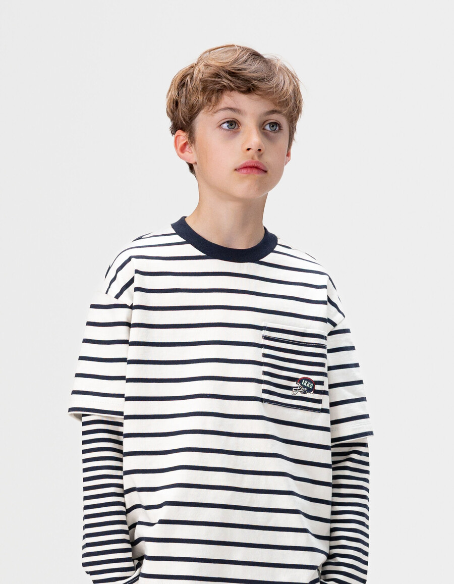 matrosen-t-shirt aus bio-baumwolle für jungen trompe-lœil-ärmel
