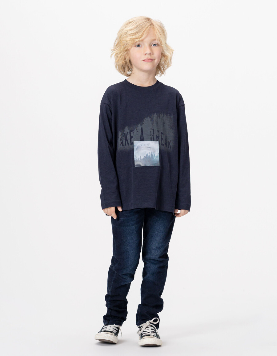 marineblaues t-shirt aus bio-baumwolle für jungen lentikularbild