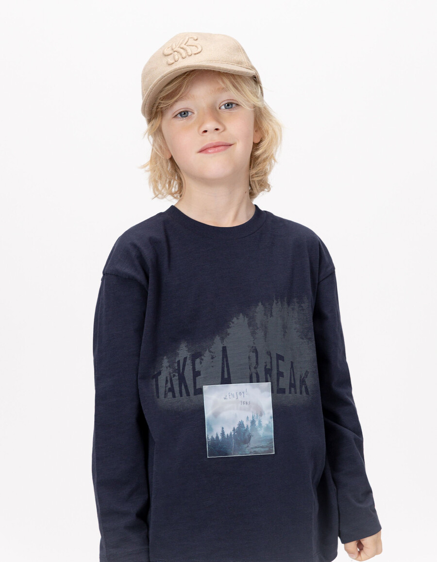 marineblaues t-shirt aus bio-baumwolle für jungen lentikularbild