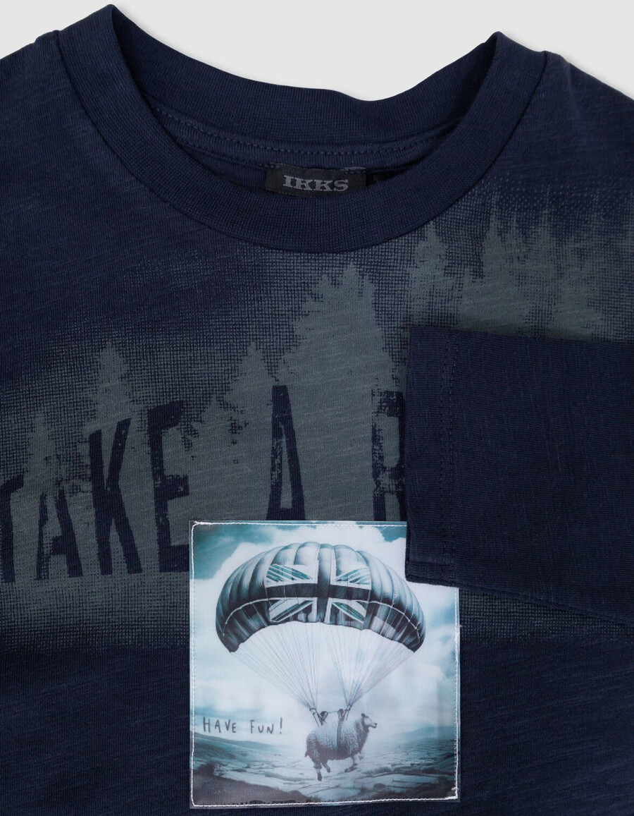 marineblaues t-shirt aus bio-baumwolle für jungen lentikularbild