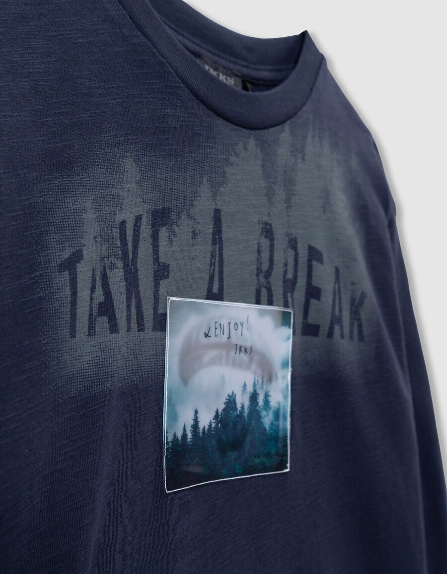 marineblaues t-shirt aus bio-baumwolle für jungen lentikularbild