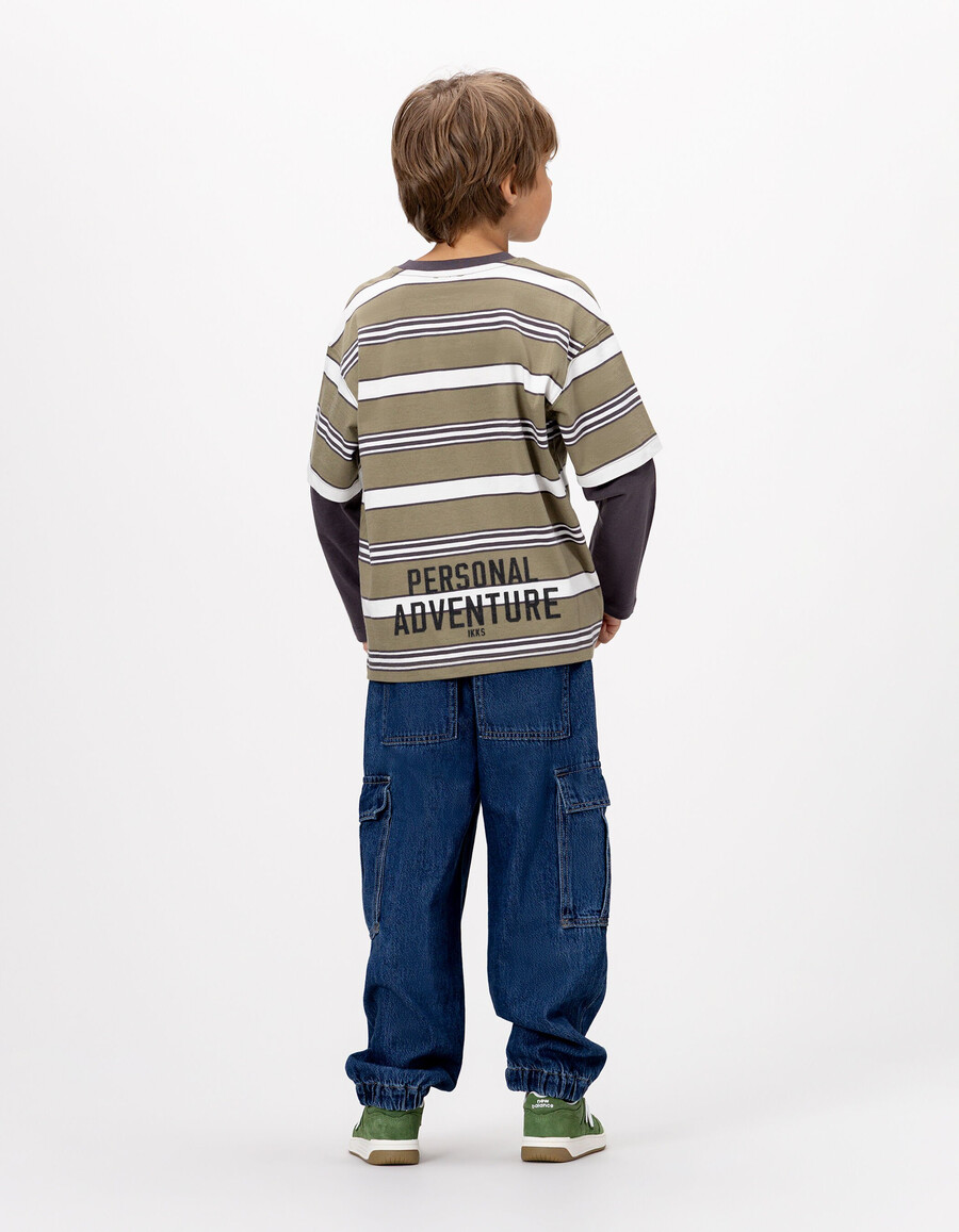 graues jungen-t-shirt aus bio-baumwolle mit trompe-lœil-muster und ärmeln