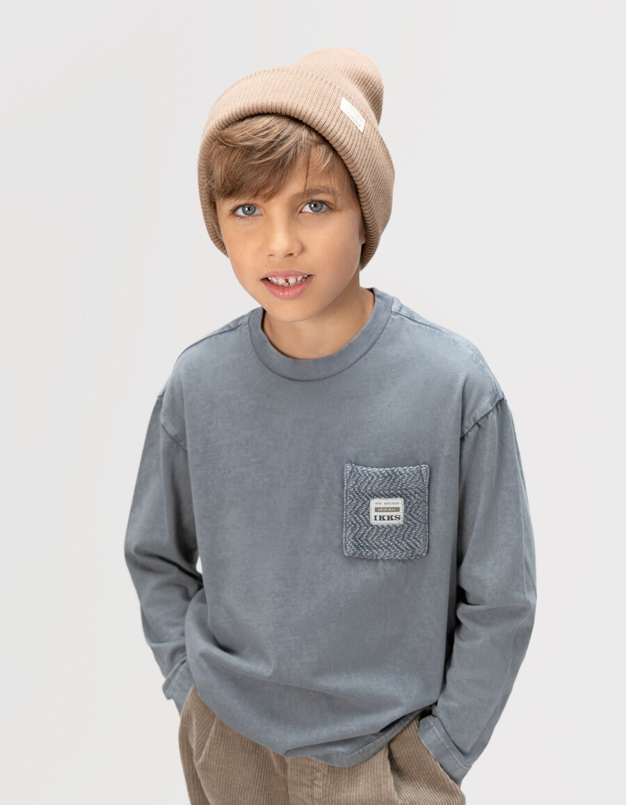 jungen-langarmshirt aus blauer bio-baumwolle mit stricktasche