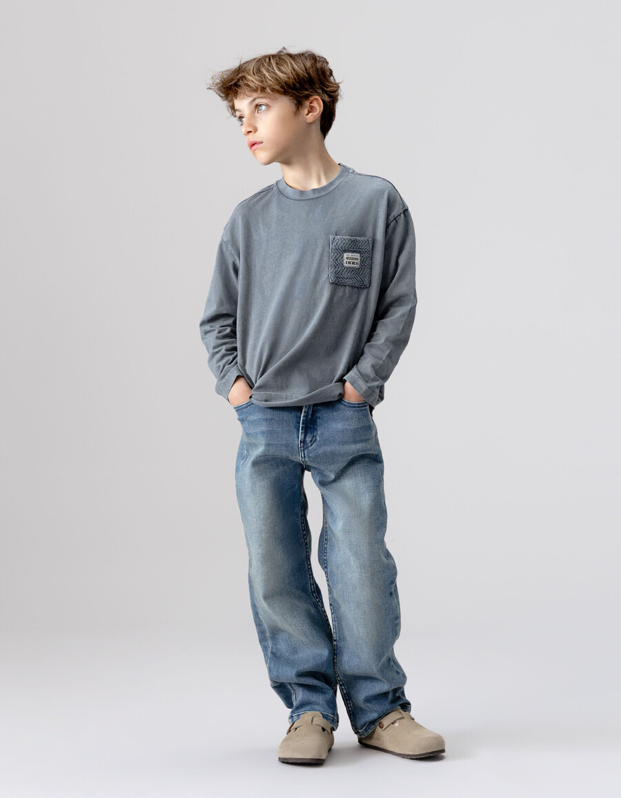 jungen-langarmshirt aus blauer bio-baumwolle mit stricktasche