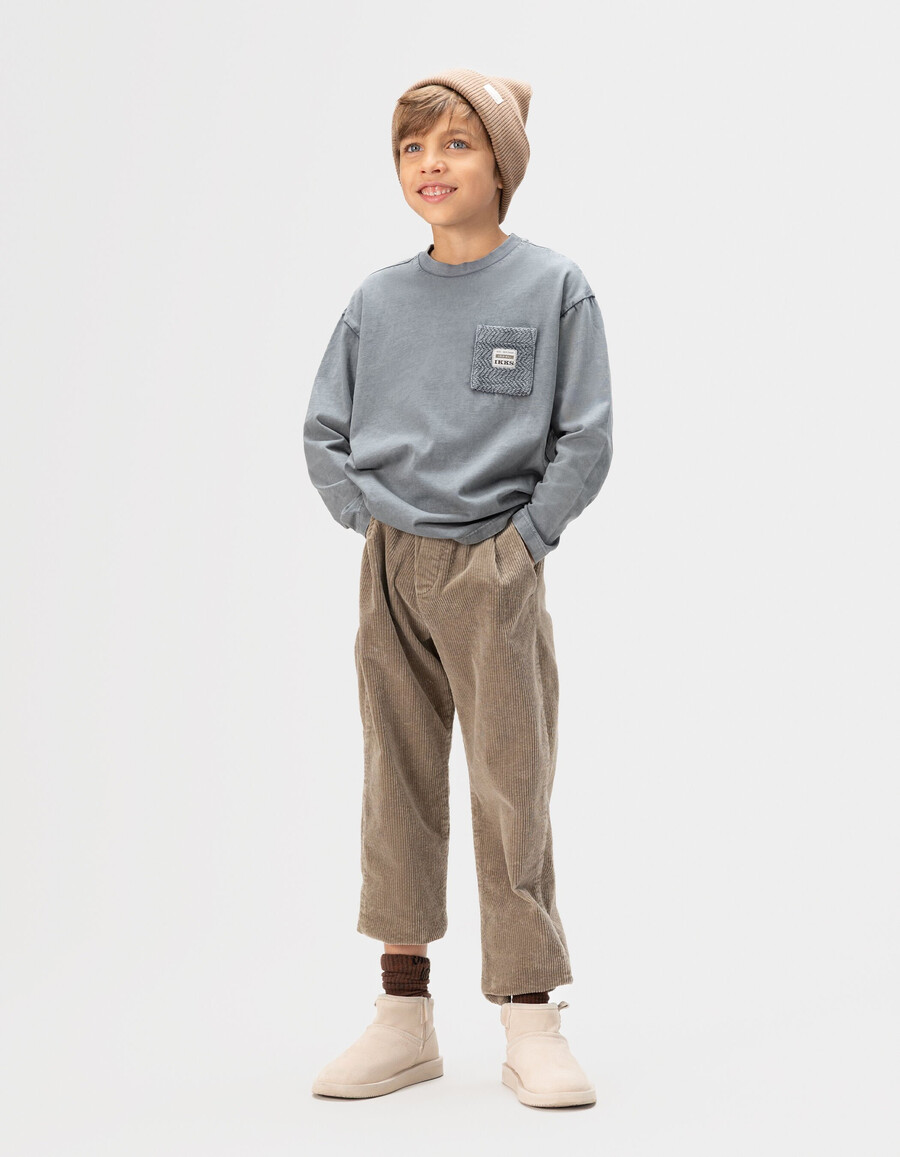jungen-langarmshirt aus blauer bio-baumwolle mit stricktasche