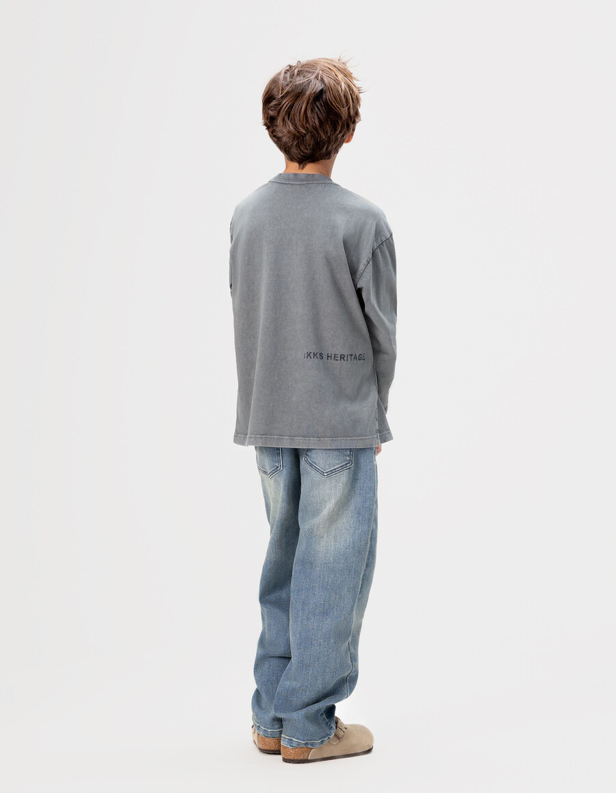 jungen-langarmshirt aus blauer bio-baumwolle mit stricktasche