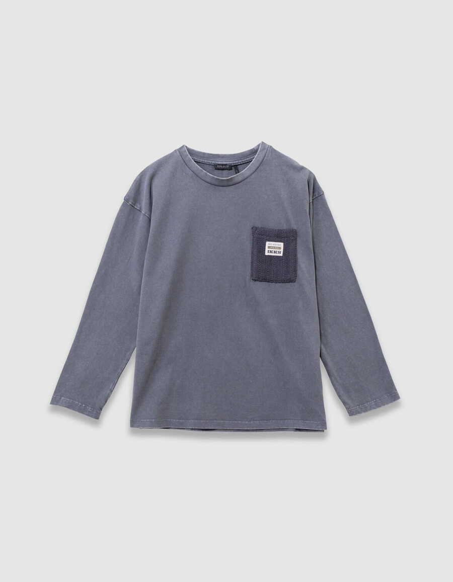 jungen-langarmshirt aus blauer bio-baumwolle mit stricktasche
