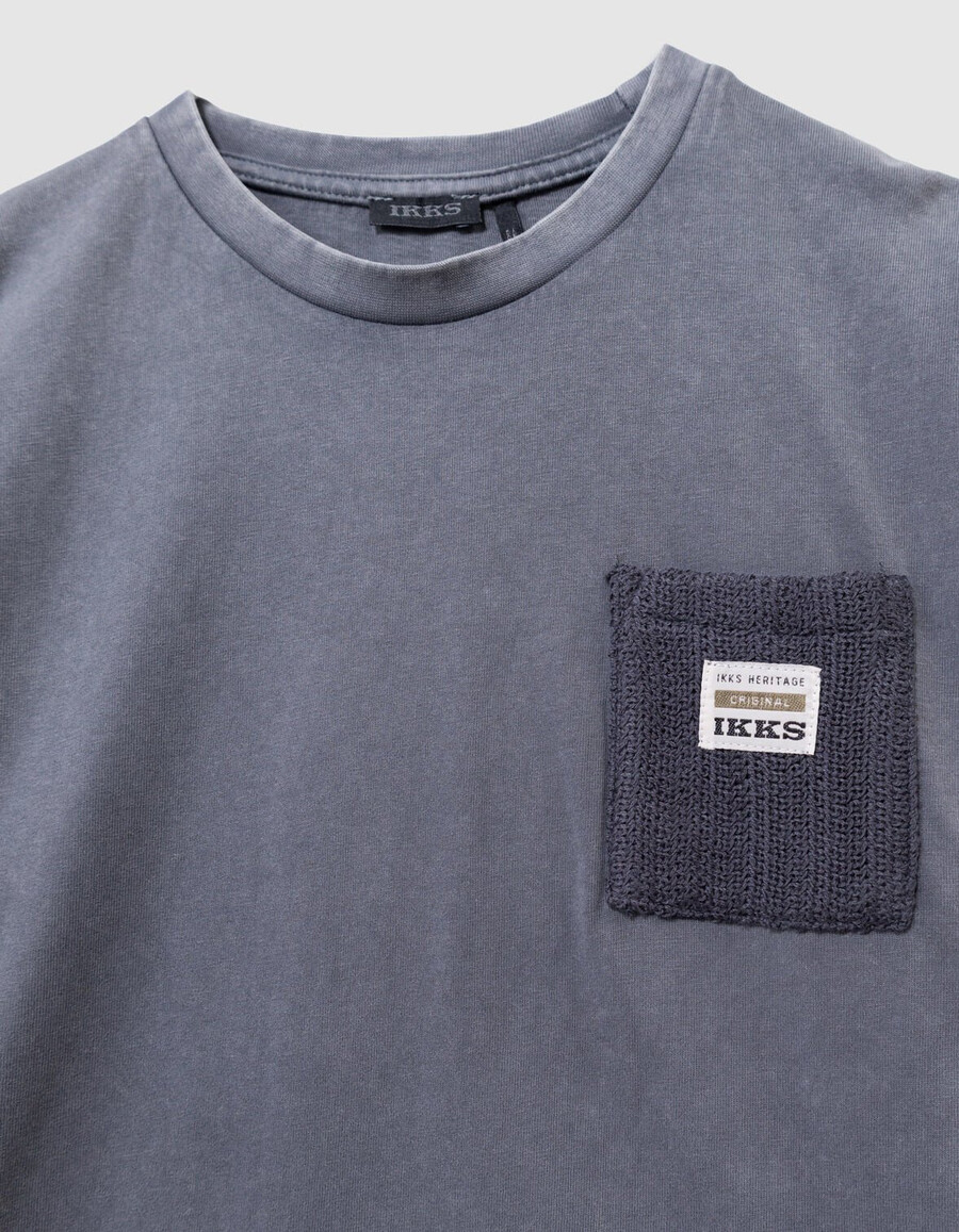 jungen-langarmshirt aus blauer bio-baumwolle mit stricktasche