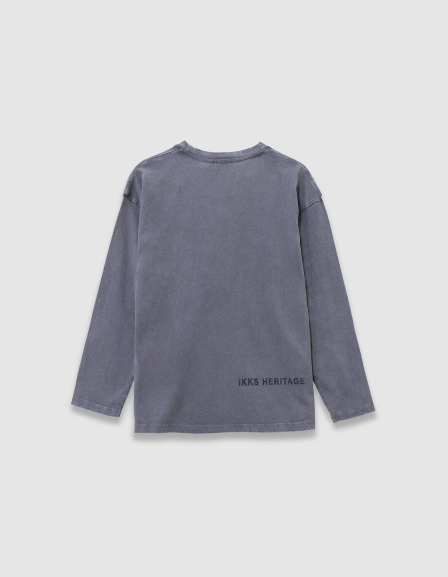 jungen-langarmshirt aus blauer bio-baumwolle mit stricktasche