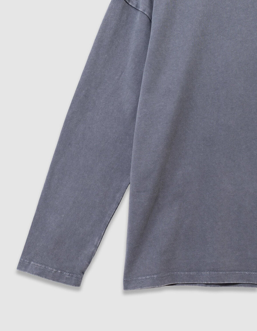 jungen-langarmshirt aus blauer bio-baumwolle mit stricktasche