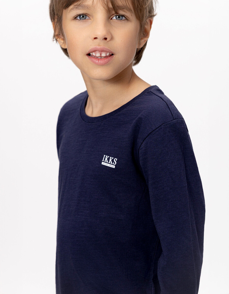 marineblaues basic-t-shirt aus bio-baumwolle für jungen