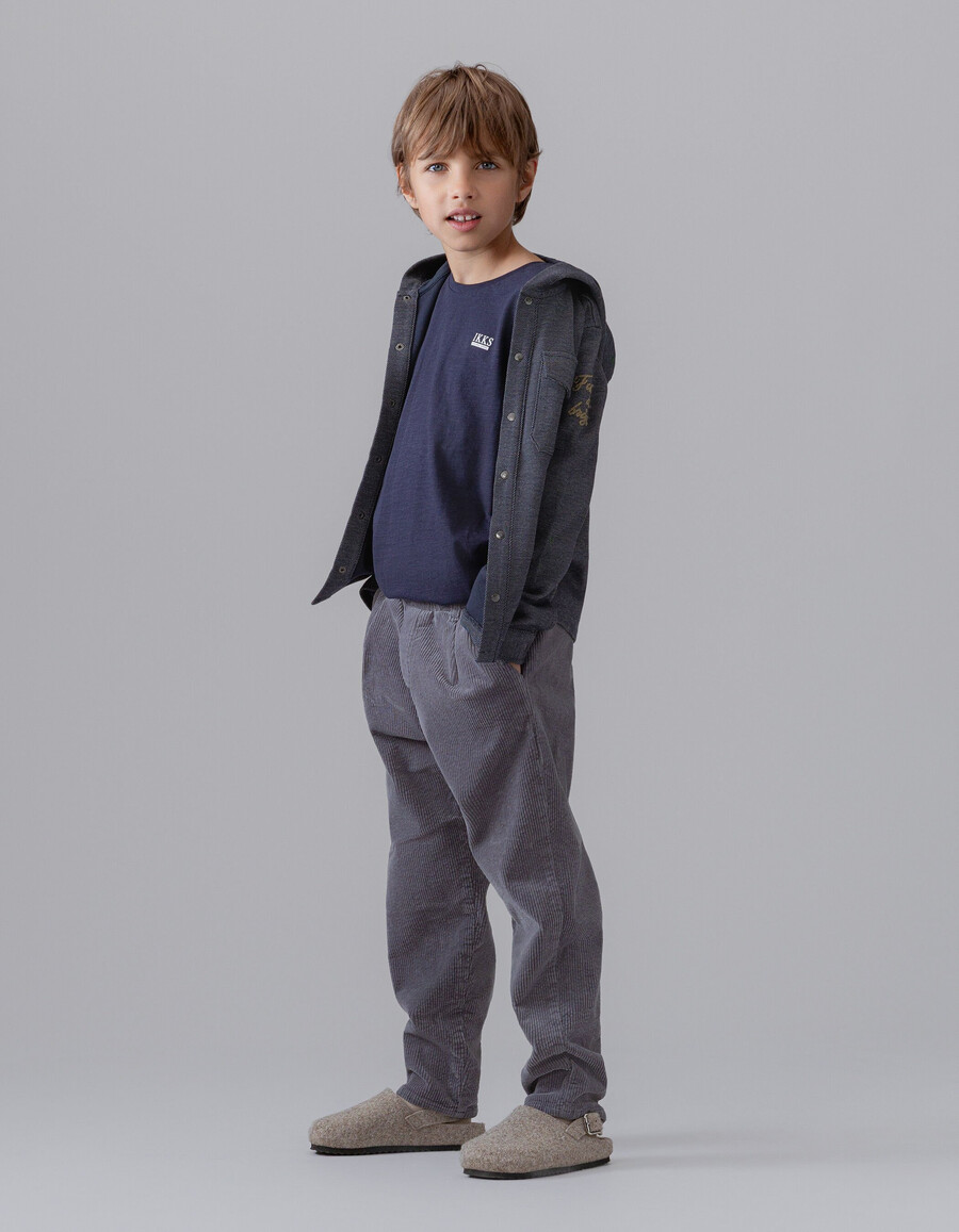 marineblaues basic-t-shirt aus bio-baumwolle für jungen