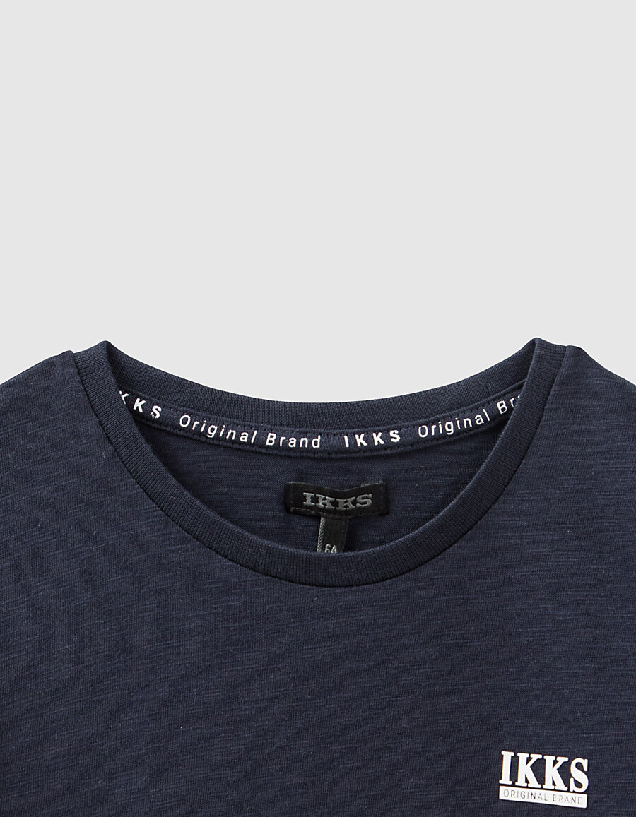 marineblaues basic-t-shirt aus bio-baumwolle für jungen