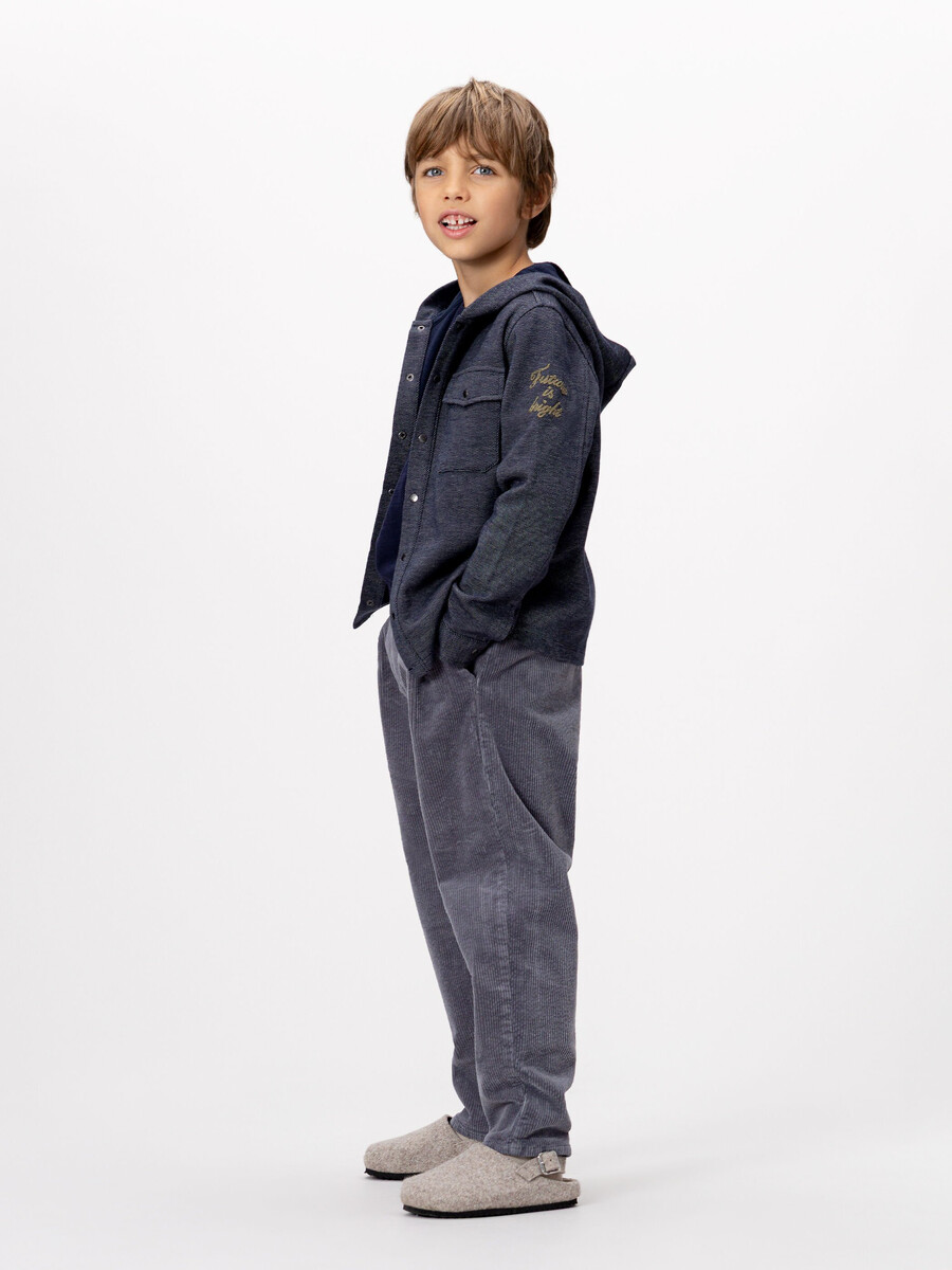 jungen blaue cord-chinos mit lockerem schnitt